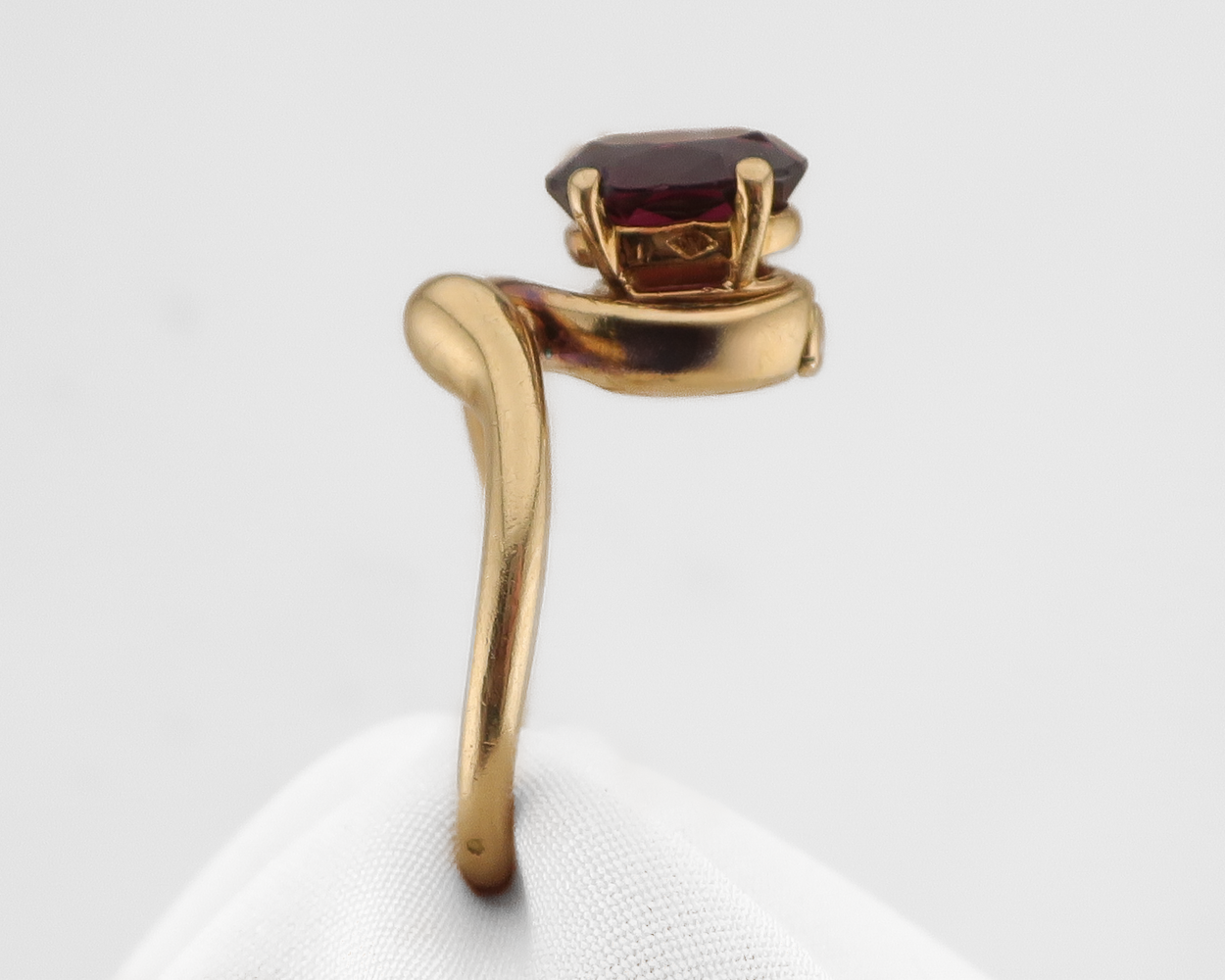 Late-Midcentury Rhodolite Garnet Ring by Chaumet
