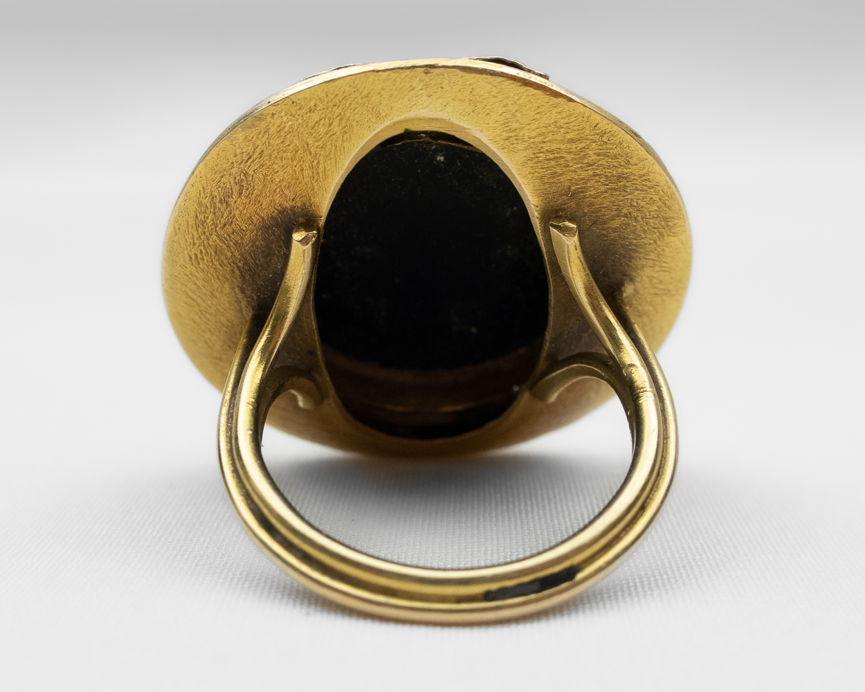 Retro-Era 18KT Agate Intaglio Ring