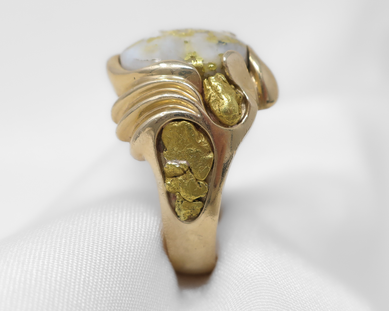 Gold-Bearing Quartz Ring with Gold Nuggets