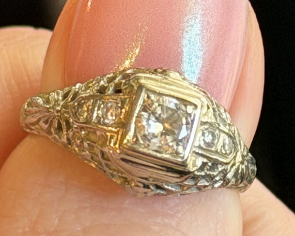 Retro diamond filigree ring