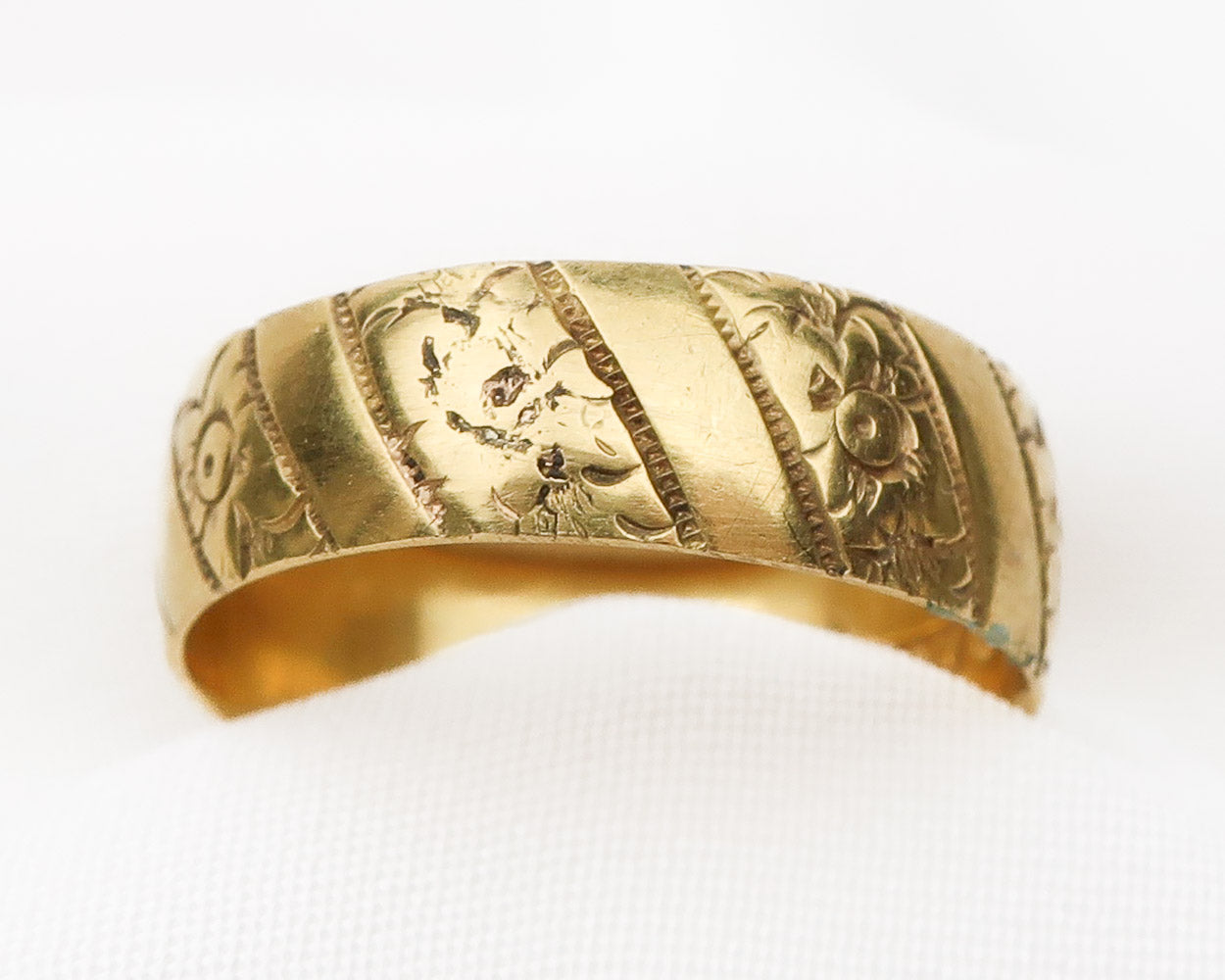 Victorian 18KT Gold Engraved Band