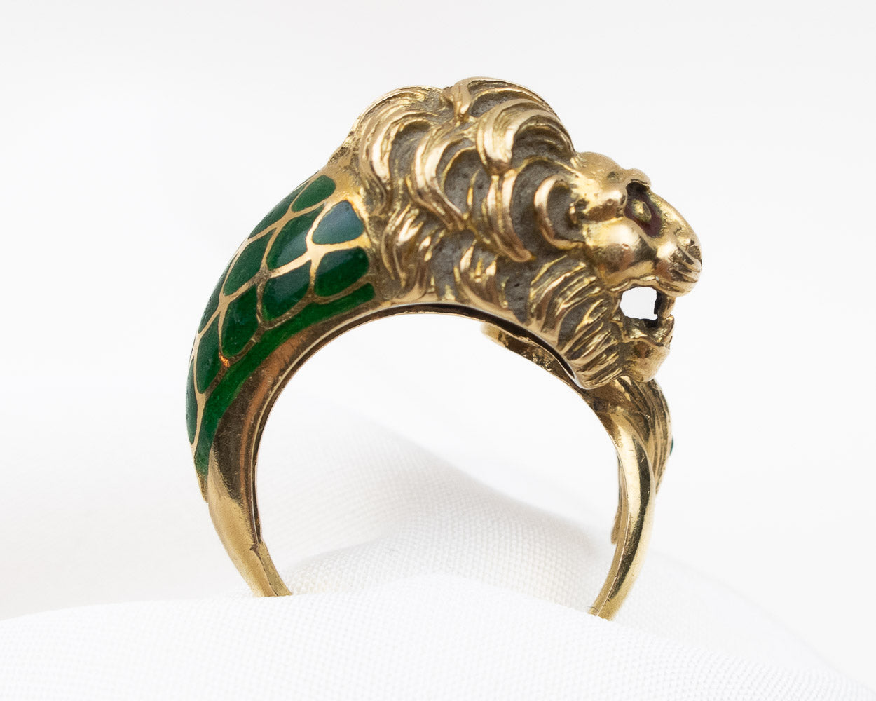I22056 1960 18KT GOLD LION RING WITH ENAMEL ACCENTS
